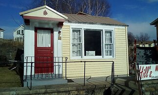 Hills Motor Court & Marina