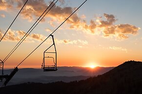 Studio Steps to Red Pine Gondola & Canyons Village by RedAwning - Save