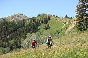 Studio Steps to Red Pine Gondola & Canyons Village by RedAwning - Save