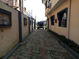 Holla-Jobi Guest House