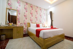 RedDoorz Plus near Tan Son Nhat Airport 2