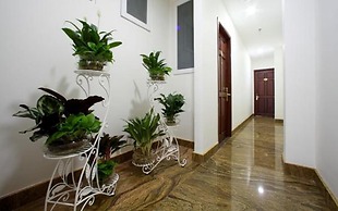 RedDoorz Plus near Tan Son Nhat Airport 2