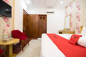 RedDoorz Plus near Tan Son Nhat Airport 2
