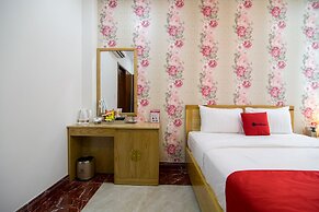 RedDoorz Plus near Tan Son Nhat Airport 2