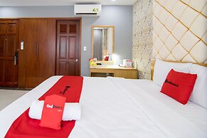 RedDoorz Plus near Tan Son Nhat Airport 2