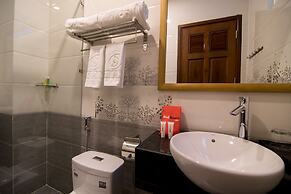 RedDoorz Plus near Tan Son Nhat Airport 2