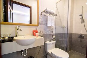 RedDoorz Plus near Tan Son Nhat Airport 2