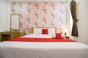 RedDoorz Plus near Tan Son Nhat Airport 2