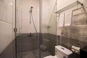 RedDoorz Plus near Tan Son Nhat Airport 2