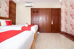 RedDoorz Plus near Tan Son Nhat Airport 2