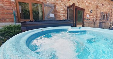 The Victorian Barn self catering holidays with pool & hot tubs