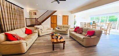 The Victorian Barn self catering holidays with pool & hot tubs