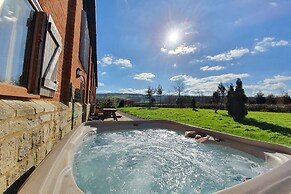 The Victorian Barn self catering holidays with pool & hot tubs