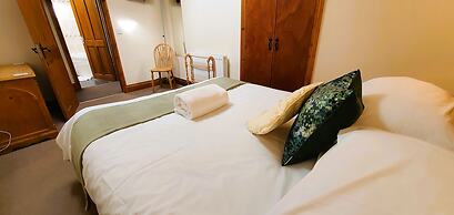 The Victorian Barn self catering holidays with pool & hot tubs