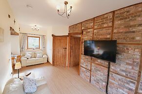 The Victorian Barn self catering holidays with pool & hot tubs