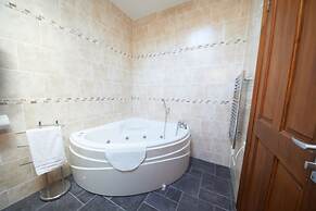 The Victorian Barn self catering holidays with pool & hot tubs