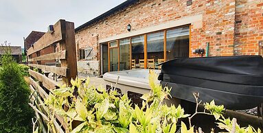 The Victorian Barn self catering holidays with pool & hot tubs