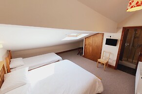 The Victorian Barn self catering holidays with pool & hot tubs