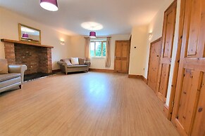 The Victorian Barn self catering holidays with pool & hot tubs