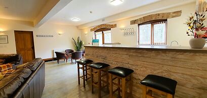 The Victorian Barn self catering holidays with pool & hot tubs