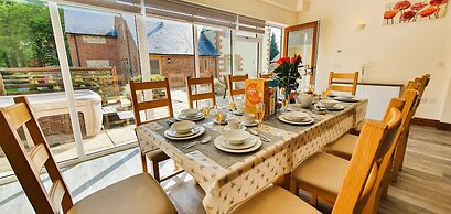 The Victorian Barn self catering holidays with pool & hot tubs