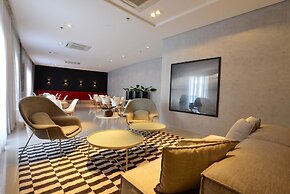 Flat no novo edifício conceito com linda vista mar