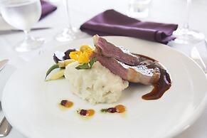 Elmhirst's Resort - On a lake