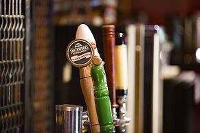 Elmhirst's Resort - On a lake