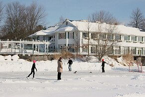 Elmhirst's Resort - On a lake
