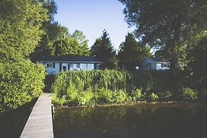 Elmhirst's Resort - On a lake