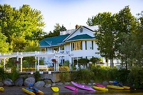Elmhirst's Resort - On a lake