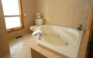 Elmhirst's Resort - On a lake