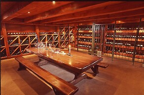 Elmhirst's Resort - On a lake