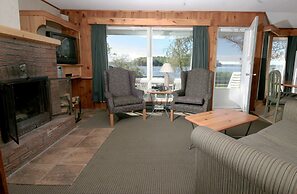 Elmhirst's Resort - On a lake