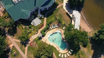 Elmhirst's Resort - On a lake