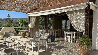 Arion Stables & Apartments