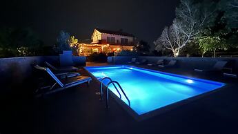 Arion Stables & Apartments