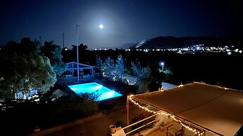 Arion Stables & Apartments