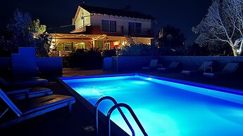 Arion Stables & Apartments