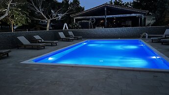 Arion Stables & Apartments