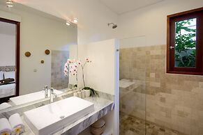 Echo Beach Villa & Apartment