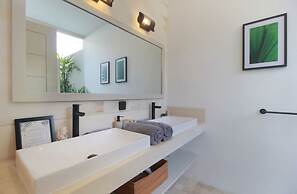 Echo Beach Villa & Apartment