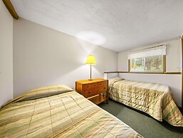 Evergreen Valley Inn by Coolvacay
