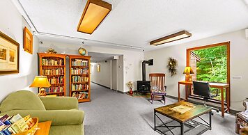 Evergreen Valley Inn by Coolvacay