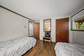 Evergreen Valley Inn by Coolvacay