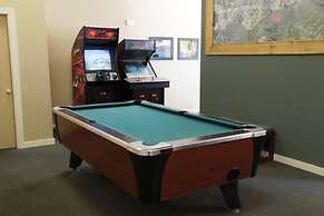 Mammoth Ski & Racquet Club #4 1 Bedroom Condo by RedAwning