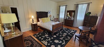 Wolf Creek Inn & Tavern