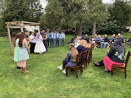 Wolf Creek Inn & Tavern