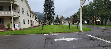 Wolf Creek Inn & Tavern