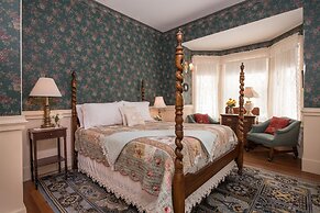 Mira Monte Inn & Suites